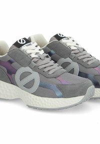 Sneakers grigi con una tomaia in mesh e camoscio con accenti colorati, una suola bianca testurizzata e un logo circolare sul lato.