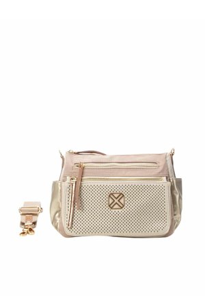 Borsa a tracolla beige e oro con fondo perforato, parte superiore liscia, due tasche con zip e una tracolla rimovibile. Finiture in tono oro.