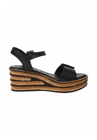 Černé wedge sandály s dvojitými popruhy a sponou. Mají pletenou jutu jako podrážku s křivkovým designem. Horní část je z texturované kůže, otevřená špička.