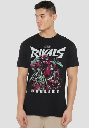 Schwarzes Baumwoll-T-Shirt mit einem bunten Grafikdruck von Marvel-Charakteren in lebhaftem Grün und Rot, mit dem Text "RIVALS" und "DUELIST" in fettem Weiß.
