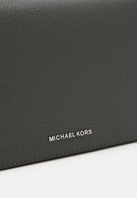 MICHAEL Michael Kors JET SET FLAP XBODY - Psaníčko - slate