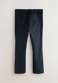 Marineblauwe broek met een gladde textuur, elastische tailleband en een enkele achterzak met knoop. Rechtaf lopend ontwerp zonder zichtbare patronen.