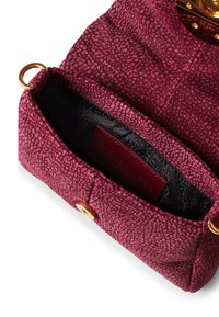 Bordeauxfarbene, strukturierte Handtasche mit einer glatten, gemusterten Außenseite, goldenen Beschlägen und einem schwarzen Stoffinnenraum mit einer Logo-Patch.