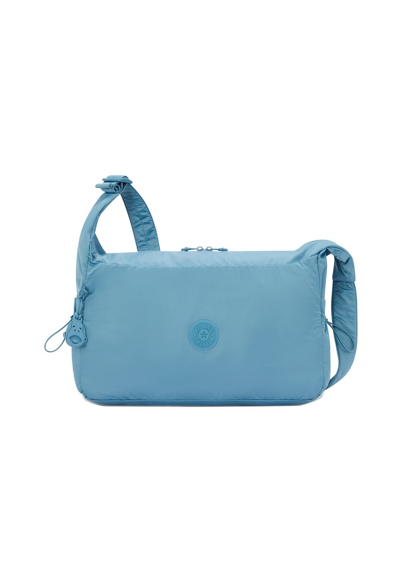 Ljusblå budväska av nylon, med en rund rem, dragkedjestängning, logodetalj och slät textur.