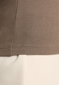 OYSHO SOFT TOUCH SLEEVELESS V-NECK - Top - brown