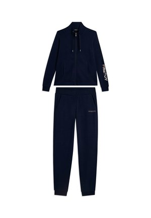 Giacca con zip blu navy con tasche e pantaloni da jogging abbinati, entrambi con il marchio "FREDDY" sulla manica e sulla coscia.