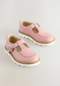 Rosa Leder-Mary-Jane-Schuhe mit T-Riemen und Schnalle, durchbrochener Verzierung und einer weißen Gummisohle. Florale Innenauskleidung.