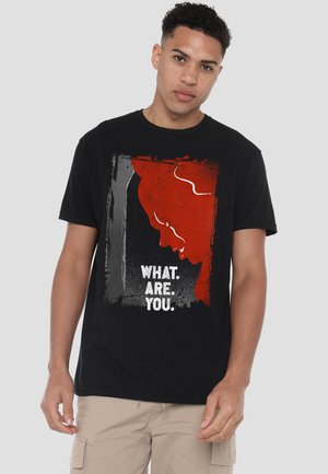 Cotton Soul, WELCOME TO DERRY PENNYWISE WHAT ARE YOU - T-Shirt print - black