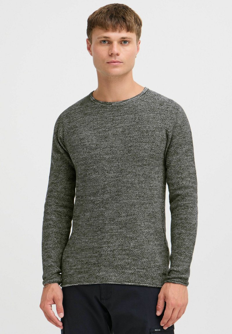 Langarm-Pullover aus strukturiertem grauem Strick, mit Rundhalsausschnitt und taillierten Ärmeln. Flacher Saum und minimale Details.