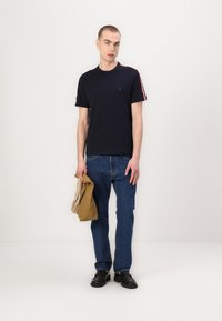 Tommy Hilfiger GLOBAL STRIPE TAPE TEE - Basic T-shirt - desert sky