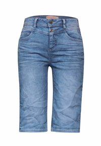 Ljusblå denimshorts med midja i normalt läge, som har fem fickor, två framknappar och subtila slitningar.