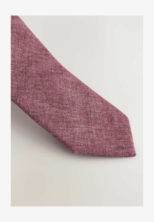 Burgundzka krawat wykonana z teksturowanej tkaniny, zwężająca się do spiczastego końca. Powierzchnia ma delikatny tkany wzór.