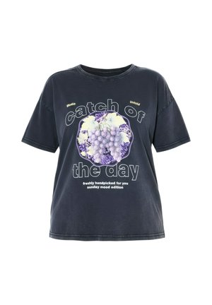 Camisa negra de manga corta con gráfico de uvas moradas y texto "captura del día, recién recogido a mano para ti, edición de ánimo dominical."