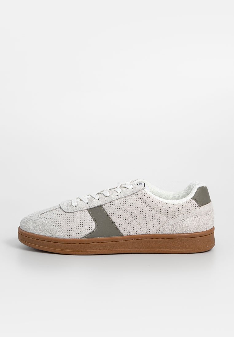 Białe perforowane trampki z szarymi akcentami, okrągły nos, płaska gumowa podeszwa oraz sznurowane zapięcie. Miękka textura z wyściełanym kołnierzem.