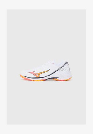Witte sportieve schoen met een zwart en oranje zijlogo, textuur gaas bovenwerk, roze-geel zool en contrasterende zwarte accentstrook.