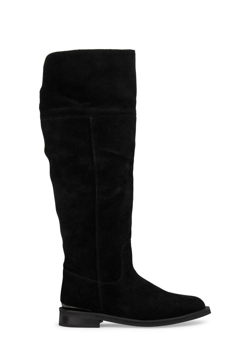 Stivali neri in suede sopra il ginocchio con una texture liscia, punta rotonda e suola piatta. Presentano un design semplice senza elementi hardware visibili.