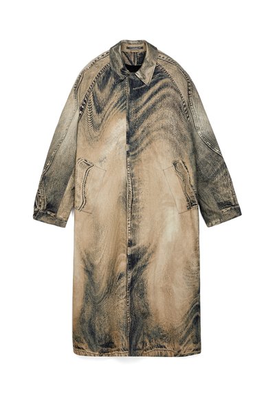 Long manteau en denim acidulé beige et noir, surdimensionné, avec col, poches avant et fermeture par boutons.