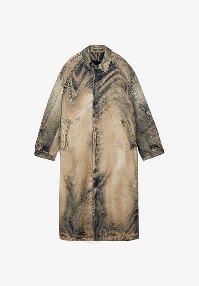 Long manteau en denim acidulé beige et noir, surdimensionné, avec col, poches avant et fermeture par boutons.