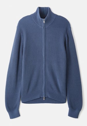 Blauer Strickpullover mit hohem Kragen, durchgehendem Reißverschluss, gerippter Textur und taillierten Ärmeln. Verfügt über einen gewellten Saum mit einem dezenten Design.