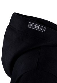 Zwarte capuchontrui met een zachte textuur. Heeft een label "SPITZBUB" op de halslijn en een afgerond capuchonontwerp.