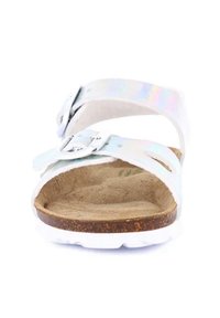 Sandali bianchi con cinturini iridescenti, fibbia regolabile in argento, sottofodera in pelle e suola in sughero marrone testurizzato. Design leggero e casual.