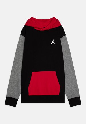 Sudadera negra con capucha roja, mangas grises y un bolsillo frontal rojo. Presenta un logo Jumpman blanco en el pecho. Material de algodón suave.