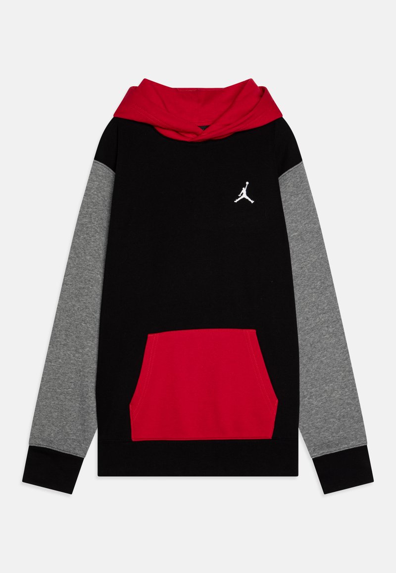 Felpa nera con cappuccio rosso, maniche grigie e tasca frontale rossa. Presenta un logo Jumpman bianco sul petto. Materiale in cotone morbido.
