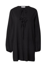 Zwarte blouse met lange mouwen, featuring een striknek, textuurstof en een losse pasvorm. Het ontwerp omvat volumineuze mouwen en een rechte zoom.