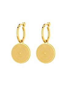 Goldene Creolen mit runden Kompassdesigns, die Richtungsbuchstaben (N, O, S, W) und ein zentrales Sternmotiv zeigen. Glatte Textur.