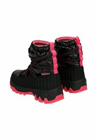 Zwarte waterdichte laarzen met roze accenten, met een gevoerde, geraffineerde schacht en een gestructureerde rubberen zool. Veters en synthetische details zorgen voor grip.