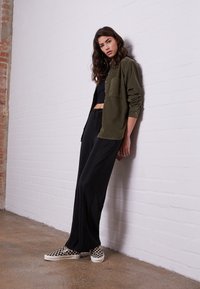 Urban Classics - Hemdbluse - olive Thumbnail-Bild 1