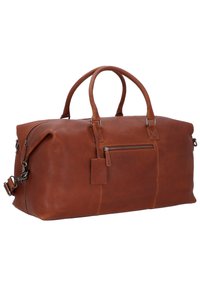 Bruine leren weekendtas met twee bovenhandvatten, een verstelbare schouderriem, een voorzak met rits en een bagagetag. Glad oppervlak en details in de stiksels.