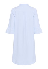Camicia a righe blu e bianche con colletto, maniche corte svasate e vestibilità rilassata. Presenta una piega sul retro per una maggiore libertà di movimento.