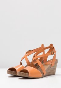 Kickers Sandály na klínu - orange