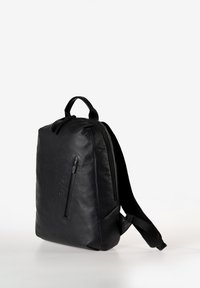 Zaino in pelle nera con una texture liscia, tasca frontale con zip, manico superiore e spallacci regolabili. Design snello e minimalista.