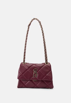 Bordeauxfarbene gesteppte Leder-Handtasche mit goldener Kettenriemen und Logo-Akzent. Verfügt über einen Klappenverschluss und ein gepolstertes Design.