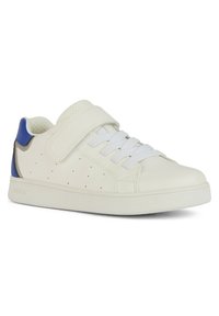 Zapatilla blanca de cuero con un acento azul, superficie texturizada, diseño perforado en los laterales, correa ajustable de Velcro y cordones blancos lisos.