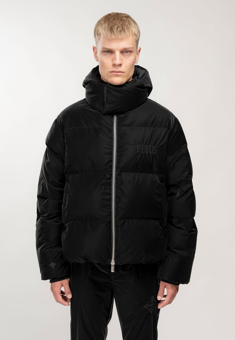 PEQUS UNISEX CHEST LOGO PUFFER JACKET Winter jacket black Zalando