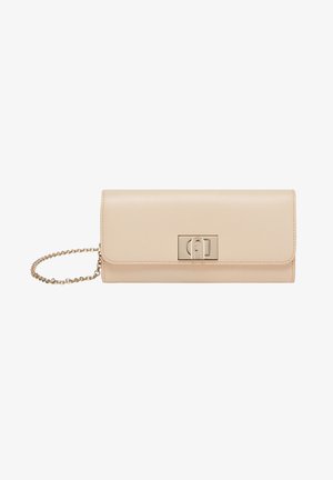 Beige leren clutch met een gestructureerd oppervlak, gouden kettingband en een metalen sluiting met een logo. Minimalistisch ontwerp en rechthoekige vorm.