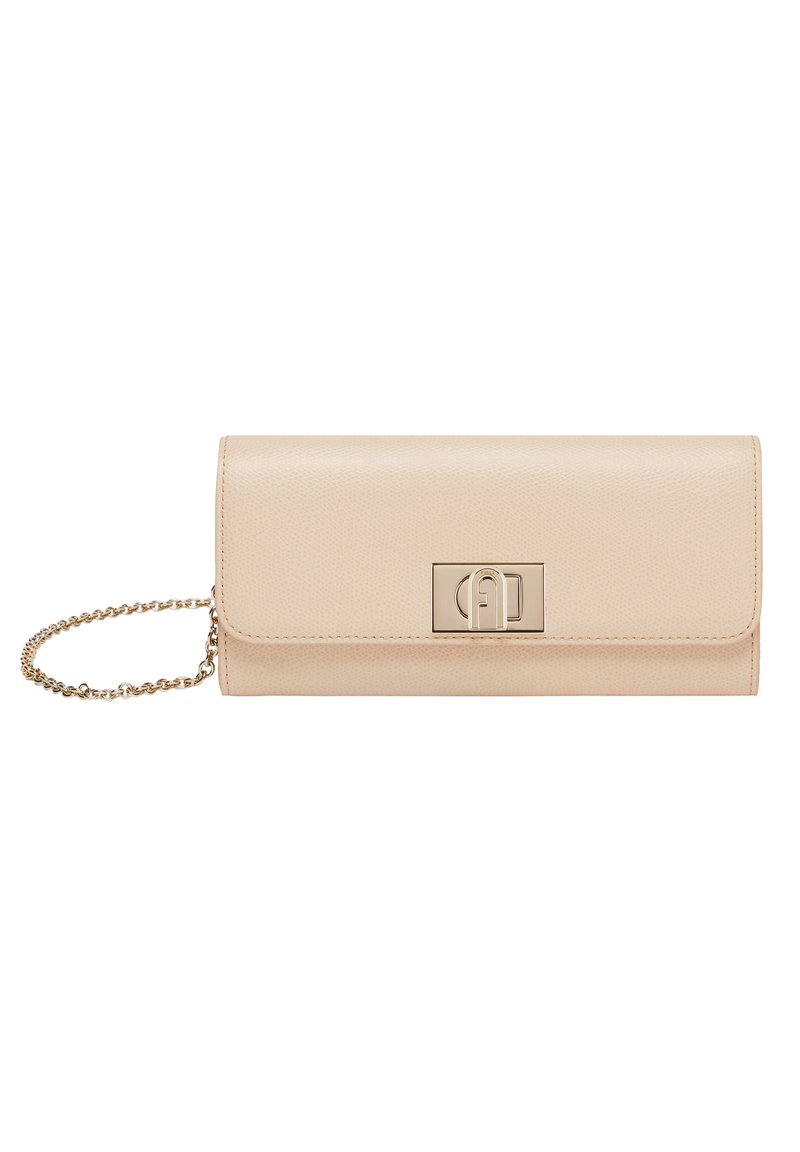 Clutch de cuero beige con una superficie texturizada, cadena de tono dorado y un cierre metálico con un logotipo. Diseño minimalista y forma rectangular.