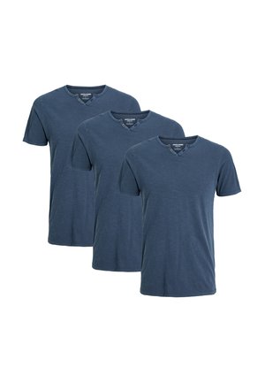 Drie marineblauwe T-shirts met een V-halsontwerp, korte mouwen en knoopaccenten bij de hals, gemaakt van een zachte stof.