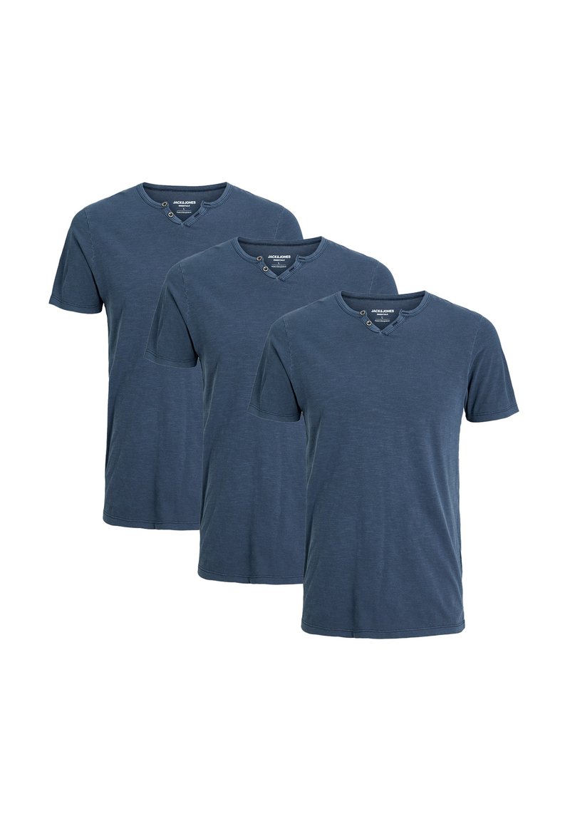Tre T-shirt blu navy con colletto a V, maniche corte e dettagli con bottoni al collo, realizzate in un morbido tessuto.