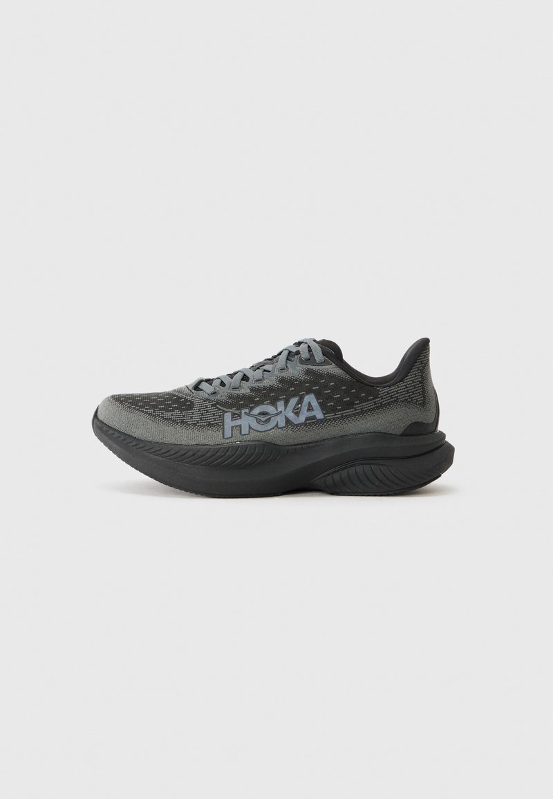 Chaussure de course noire et grise avec une tige en mesh respirant, une semelle amortie proéminente et un détail de logo bleu sur le côté.