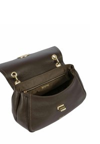 Sac à main en cuir texturé marron avec un fermoir en métal doré. Le design ouvert révèle un intérieur doux et une poche zippée.
