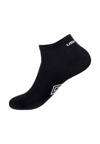 Chaussette noire chevillère avec un logo géométrique blanc près du talon et un texte partiel en blanc sur le bord, sur fond blanc.