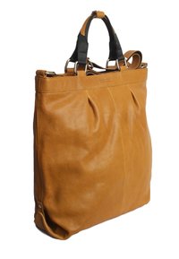 Tan läder tote-väska med veck, två korta handtag och kontrasterande svarta accenter. Har en slät yta och en välstrukturerad form.