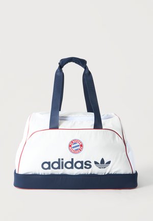 Sac de sport Adidas blanc et bleu marine avec le logo du FC Bayern Munich, poignées bleu marine et passepoil rouge sur les bords.