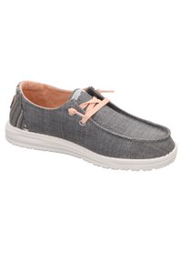 Scarpa slip-on grigia in tela, caratterizzata da un tessuto testurizzato, lacci rosa chiaro a contrasto e suola in gomma bianca leggermente curvata.