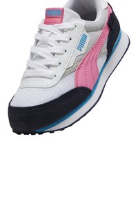 Sneaker bianco con accenti blu navy e rosa, parte superiore in mesh, sovrapposizioni sintetiche, suola in gomma testurizzata e chiusura con lacci.