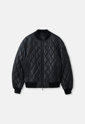 Veste bomber matelassée noire avec un col rond, fermeture éclair devant et poignets et ourlet en tricot côtelé. Fabriquée à partir d'un matériau lisse et léger.